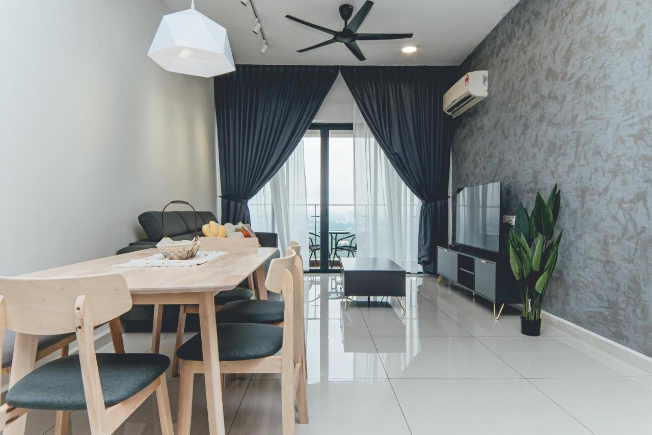 Apartment Tranquil Sea View Danga Bay 3br 6pax By Our *