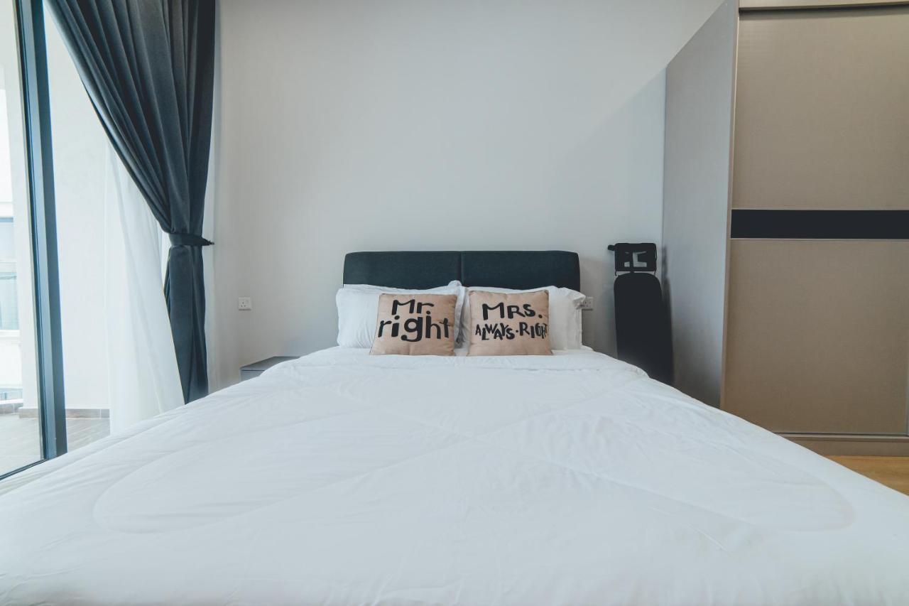 Apartment Tranquil Sea View Danga Bay 3br 6pax By Our *